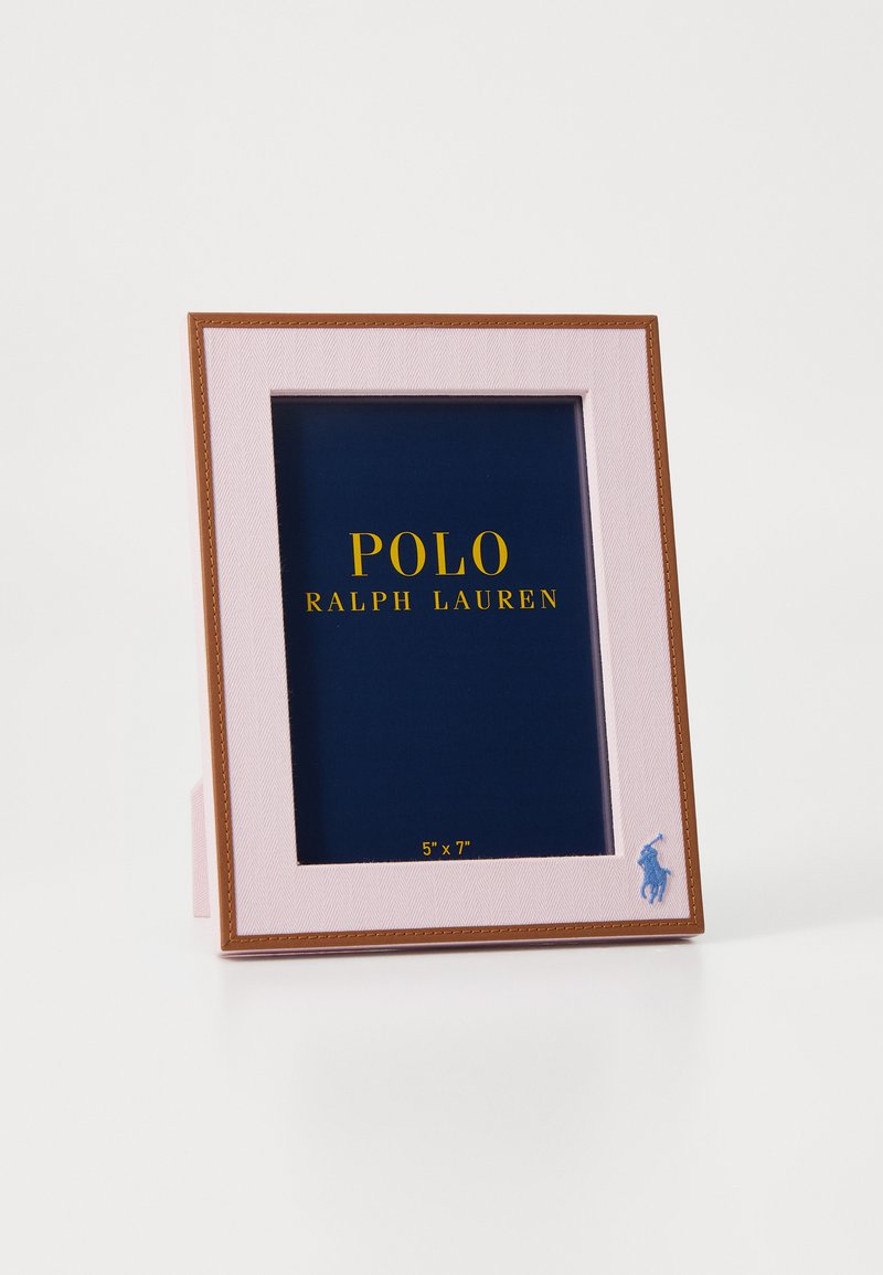 Κορνίζα Ralph Lauren με ροζ υφασμάτινη περιφέρεια και �καφέ λεπτομέρειες, που φιλοξενεί ένα μπλε ματ με την ένδειξη "POLO RALPH LAUREN" σε χρυσό. Μέγεθος: 5"x7".