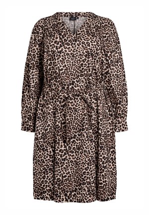 Langærmet, knælang leopardmønstret kjole med V-udskæring og matchende stofbælte, der er bundet om livet.