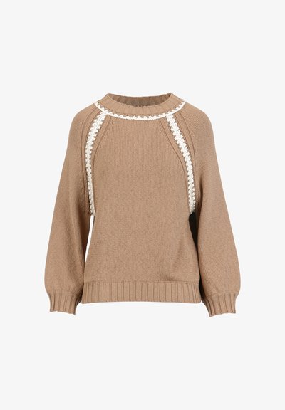 Pulover maro din tricot cu guler rotund, tiv striat și decor alb pe umeri și părți. Textură moale, croială lejeră.