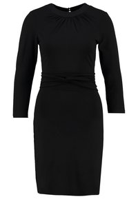 Robe noire mi-longue aux genoux avec manches trois-quarts, encolure froncée et détail torsadé à la taille.