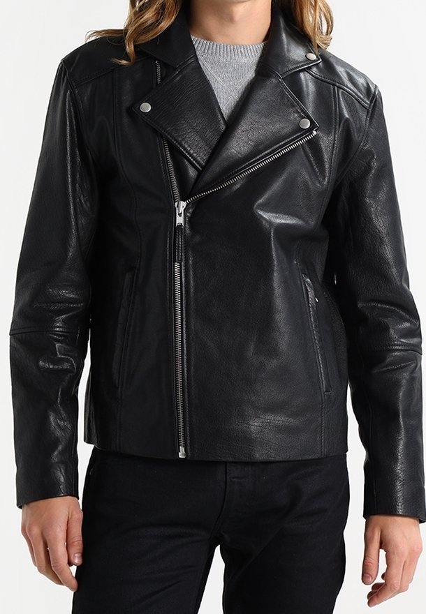Schwarze Lederbikerjacke mit Reverskragen, asymmetrischem Reißverschluss, matter Oberfläche und zwei Seitentaschen. Verfügt über silberne Hardware-Akzente.