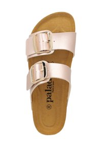 Ljusrosa slide-sandal med två breda remmar och justerbara metalldacklar. Korkfotbädd med en texturerad yta, märkta "tillverkad i Spanien."
