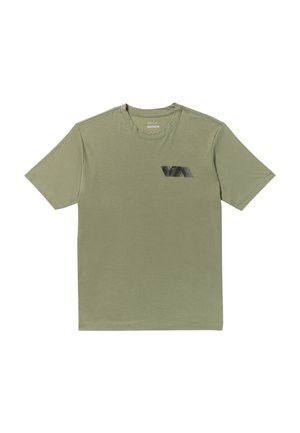 Olijfgroene t-shirt gemaakt van zachte stof. Heeft een ronde halslijn en korte mouwen. Bevat een zwart logo op de linkerkant van de borst.