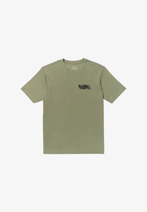 T-shirt vert olive en tissu doux. Présente un col rond et des manches courtes. Comprend un logo noir sur la poitrine gauche.