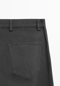Pantaloni in denim grigio scuro con una texture liscia, dotati di una tasca posteriore e passanti per cintura. Design semplice senza modelli o hardware visibile.