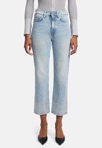 Jeans in denim azzurro chiaro con un taglio cropped e a gamba larga. Orlo inferiore decorato con scintillanti strass, caratterizzati dal classico design a cinque tasche.