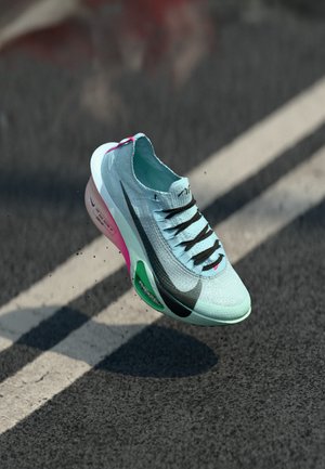 Une chaussure de sport légère avec un dessus en maille bleu clair, des lacets noirs et une semelle rembourrée avec des accents roses et verts.