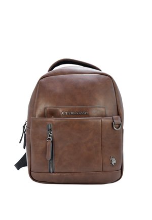 Zaino in pelle marrone con scomparto principale, tasca frontale con zip, patch con logo e spallacci imbottiti per il comfort. Texture liscia, forma rettangolare.
