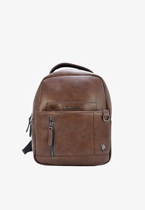 Ruskea nahkarepuletti, jossa on pääosasto, edessä vetoketjutasku, logotarra ja pehmustettu hihna mukavuutta varten. Sileä pinta, suorakulmainen muoto.