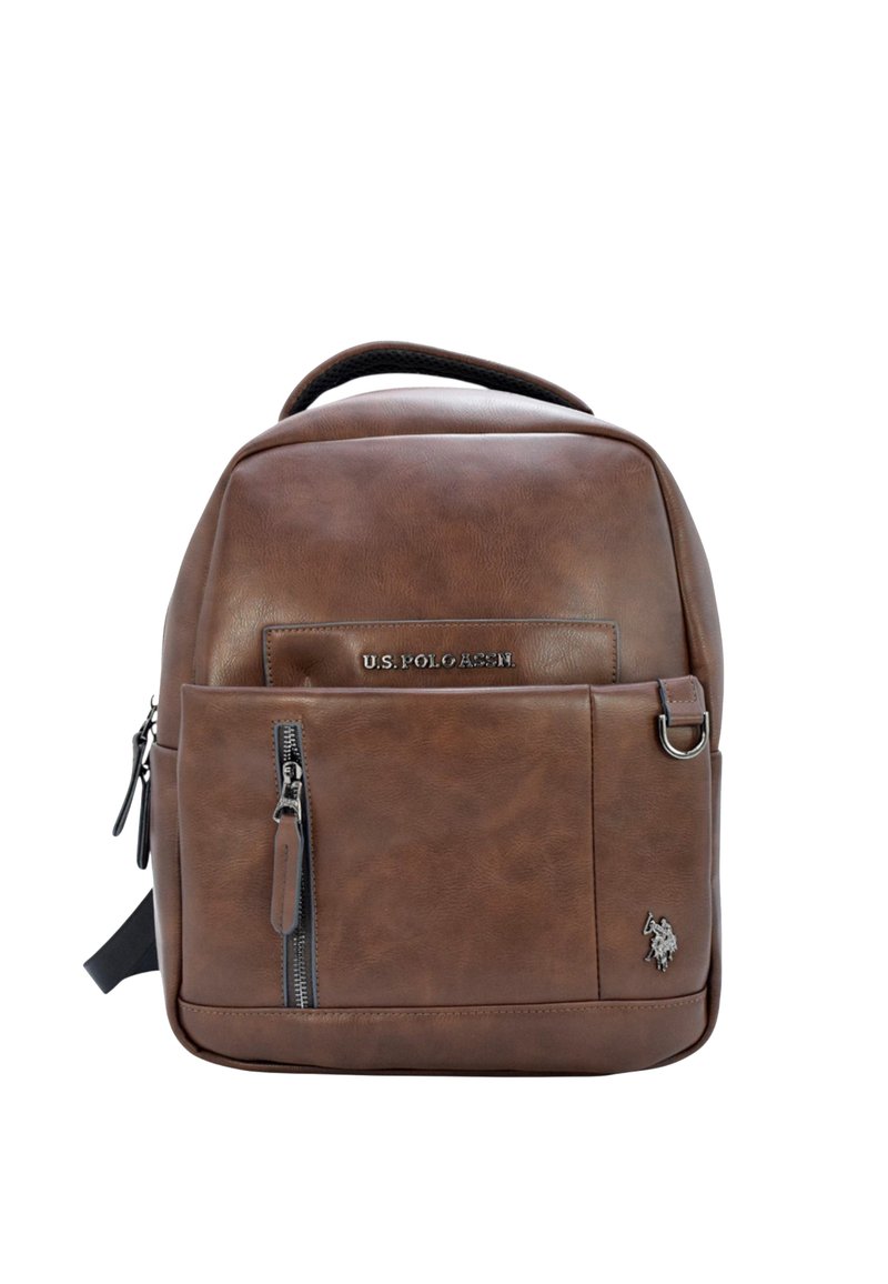 Zaino in pelle marrone con scomparto principale, tasca frontale con zip, patch con logo e spallacci imbottiti per il comfort. Texture liscia, forma rettangolare.