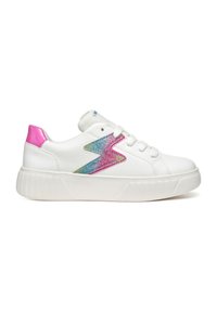 Białe sneakersy z teksturowaną gumową podeszwą, z błyszczącym różowym i niebieskim wzorem w zygzaki po bokach oraz błyszczącym różowym akcentem na pięcie.