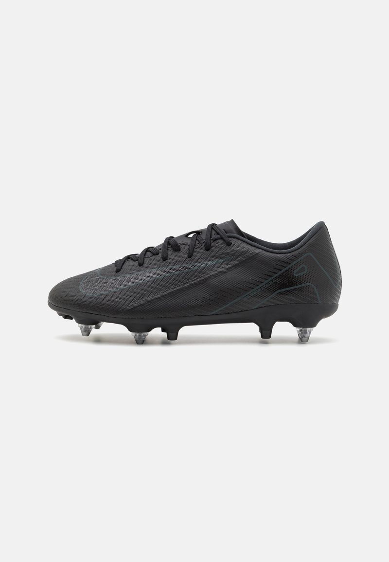 Scarpa da calcio nera con tomaia testurizzata, caratterizzata da un design leggero, 6 tacchetti sulla suola e sottili accenti turchesi sul lato.