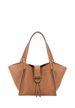 Braune Ledertasche mit zwei Schulterriemen, einem Klappverschluss mit Metallring-Detail und einer weichen, strukturierten Form.