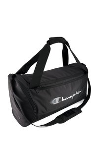 Borsa a duffel nera realizzata in nylon resistente, dotata di manici doppi, tracolla, apertura superiore con zip e un logo Champion bianco sul lato.