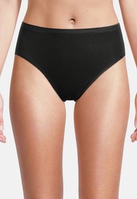 Schwarze hochgeschnittene Unterhose aus glattem Stoff mit weichem Bund. Sie zeichnet sich durch ein nahtloses Design und mittlere Abdeckung aus. Keine Muster oder Akzente.