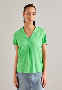 Esprit V NECK - Nyomott mintás póló - citrus green