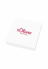 Caja blanca con una superficie lisa que presenta el logo rojo "s.Oliver" y el texto "FASHION FOR LIFE" en una tipografía cursiva.