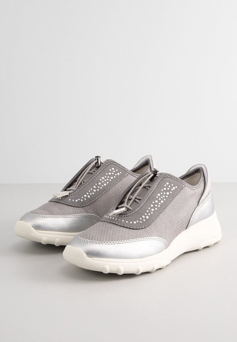 Graue Mesh-Sneaker mit metallisch-silbernen Akzenten, einem Slip-On-Design mit einem dekorativen Reißverschluss und einer strukturierten Gummi-Sohle mit Grip.