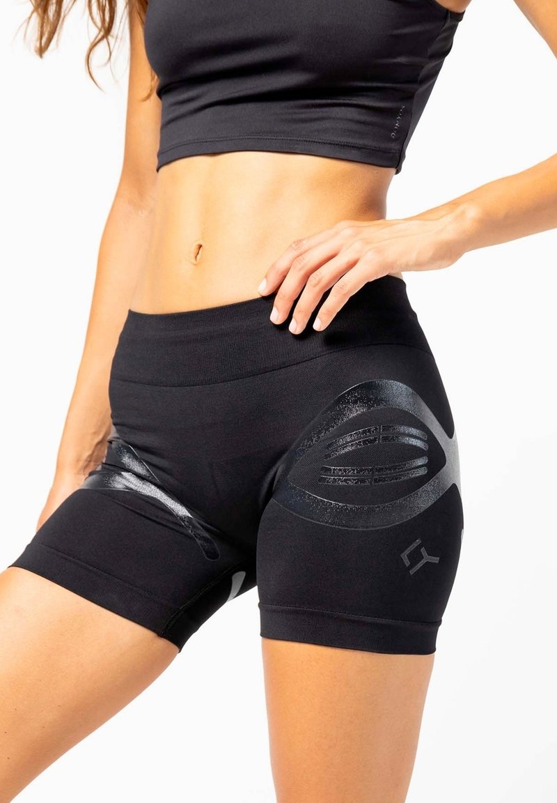 Zwarte sportshorts met een hoge tailleband, strakke pasvorm en glanzende zilveren accenten aan de zijkanten. Glad, rekbaar materiaal.