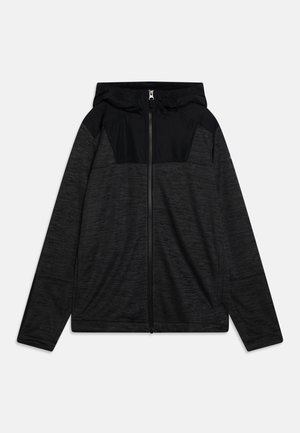 Czarna i ciemnoszara kurtka z kapturem na pełny zamek, z długimi rękawami i kontrastowymi panelami z tkaniny na ramionach i klatce piersiowej.