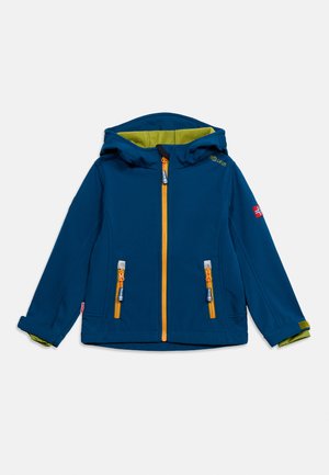 Blå barnejakke med hette, gule glidelåser, grønt fleecefôr og et norsk flaggpatch på venstre erme.