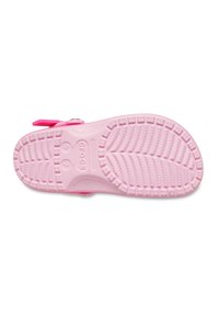 Sola di scarpa in gomma rosa con un motivo di battistrada testurizzato, caratterizzata da aree rialzate e un punto di attacco per la cinghia. Dettagli del marchio incisi visibili.