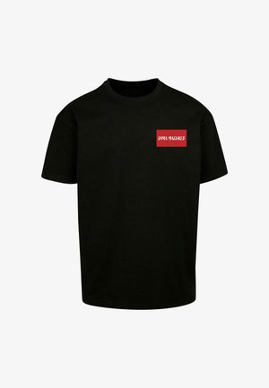 Černé tričko s kulatým výstřihem, které má červený obdélníkový logo s bílým textem "DIMA MAGHREB" a hvězdným akcentem. Měkká tkanina, uvolněný střih.