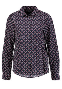 Camicia blu navy con un motivo geometrico ripetuto in rosso e bianco, maniche lunghe, chiusura a bottoni e colletto. Tessuto dalla texture liscia.