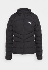 Černá péřová bunda s vysokým límcem, designem ve tvaru šípů, předním zipem a bílým logem Puma na levé straně hrudi.
