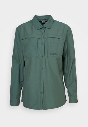 Lange mouwen button-up shirt in donkergroen, gemaakt van lichte stof. Heeft twee borstzakken en een kraag, met een logo aan de linkerkant.