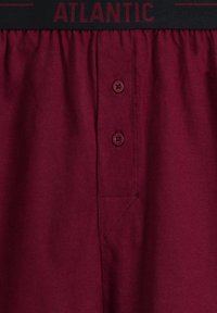 Bordowe bawełniane bokserki z czarnym elastycznym pasem w talii z logo "ATLANTIC", z rozpinanym guzikiem i detalem bocznej kieszeni.