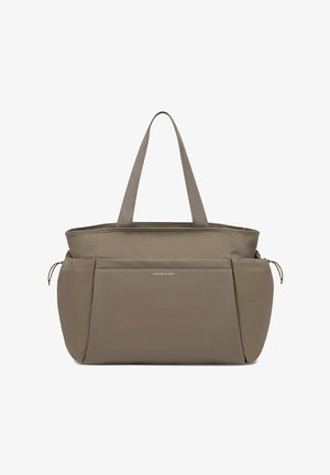 Tragetasche in Taupe mit zwei Griffen, großer Fronttasche, zwei Seitentaschen mit Kordelzugverschluss und "Kapten & Son"-Logo auf der Vorderseite.