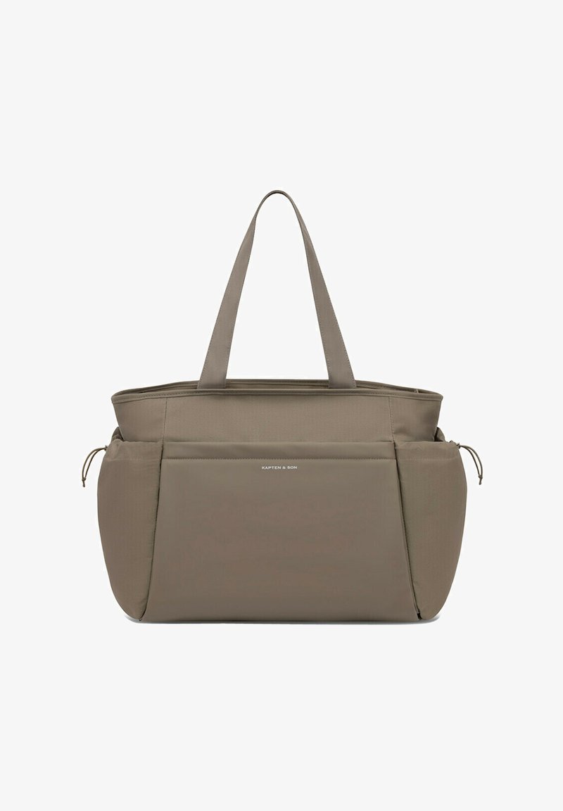 Sac fourre-tout couleur taupe avec double poignées, grande poche avant, deux poches latérales avec fermetures à cordon, et logo « Kapten & Son » sur le devant.