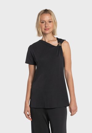 Sort kortærmet top med asymmetrisk design, med rund halsudskæring og en gulddetalje ved skulderen. Glat stoftekstur.