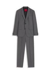 Costume gris à fines rayures avec blazer et pantalon assorti, doté de deux poches avant et d'une étiquette intérieure rouge avec la marque "HUGO".