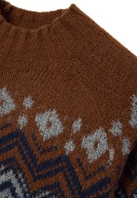 Brauner Strickpullover mit Muster in Grau und Marineblau. Mit Rundhalsausschnitt und strukturierten Strickdetails.