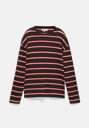 Chemise noire à manches longues avec des rayures horizontales rouges et blanches, col rond, et une étiquette Pull&Bear visible à l'intérieur du col.