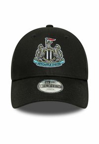 Schwarze verstellbare Jugendkappe mit dem aufgestickten Wappen von Newcastle United, das zwei Seepferdchen und eine Fahne zeigt.