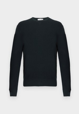 Gebreide zwarte trui met een ronde, hoge halslijn, lange mouwen en een gestructureerd patroon. Voorzien van geribbelde zoom en manchetten.
