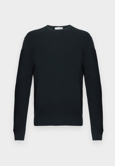 Gebreide zwarte trui met een ronde, hoge halslijn, lange mouwen en een gestructureerd patroon. Voorzien van geribbelde zoom en manchetten.