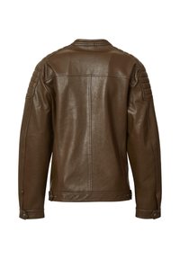 Giubbotto in pelle marrone con dettagli trapuntati sulle spalle, polsini con bottone a pressione e cinturini laterali regolabili su uno sfondo bianco semplice.