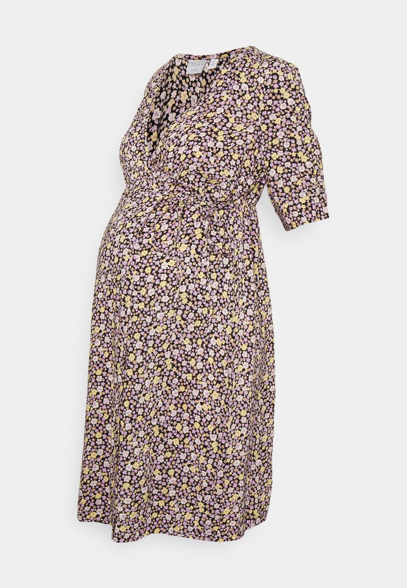 Vestido de maternidade com um design envolvente, mangas curtas, base preta e um padrão floral em roxo, amarelo e branco. Textura suave.
