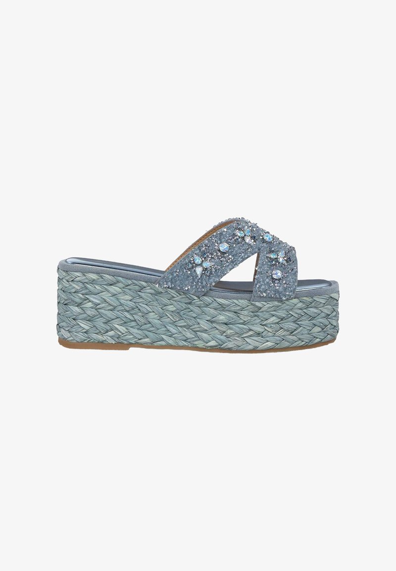 Sandales compensées bleues en paillettes avec des semelles en paille tressée, présentant un design à brides croisées ornées d'accents scintillants.