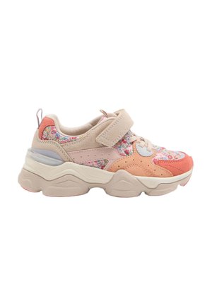 Gruby sneaker z beżowymi, koralowymi i brzoskwiniowymi panelami z zamszu, kwiatowym materiałem, beżowym paskiem na rzep oraz grubą kremową podeszwą.