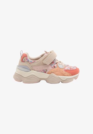 Chunky sneaker med beige, koral og fersken ruskindspaneler, blomstret stof, beige velcrolukning og tyk cremefarvet sål.