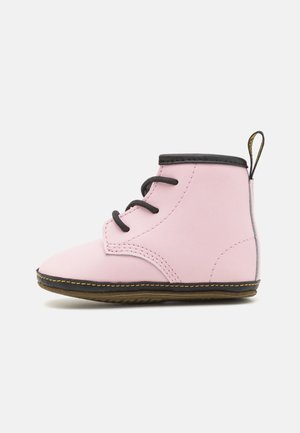1460 CRIB - Pirmieji vaiko batukai - pale pink