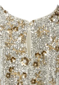 Srebrno-złota sukienka z cekinami w kwiatowe wzory, z okrągłym dekoltem i rozcięciem na plecach. Teksturowana, błyszcząca powierzchnia.