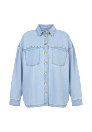 Lyseblå denimskjorte med guldknapper, to brystlommer og små guldnitter på øverste forside.