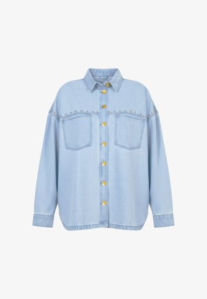 Hellblaues Jeanshemd mit goldenen Knöpfen, zwei Brusttaschen und kleinen goldenen Nieten auf dem oberen Vorderteil.