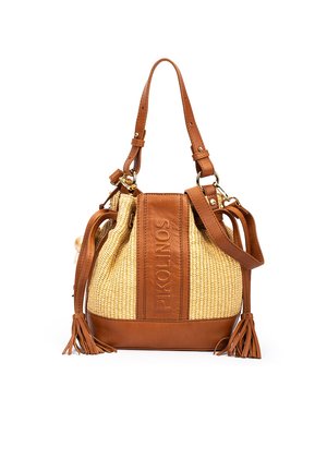 Bolso tipo cubo de cuero marrón y paja tejida con flecos, correas ajustables y "PIKOLINOS" en relieve en el panel frontal vertical de cuero.